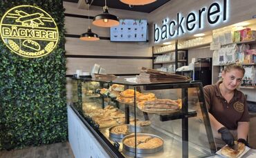 Esterina Qevani arbeitet seit der Eröffnung im Juli 2025 in der Balkan-Bäckerei am Unteren Marktplatz in Schorndorf.