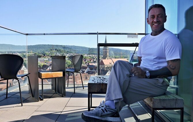 Serdar Vona auf dem Balkon der "VONACHT"-Location.