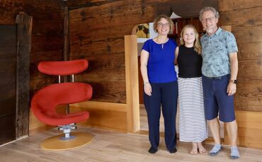 Familie Kowol im Wohnzimmer ihres 600 Jahre alten Fachwerkhauses in Großheppach.