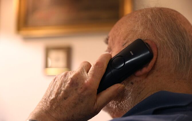 Immer wieder werden Seniorinnen und Senioren Opfer von Telefonbetrügern. (Symbolfoto)