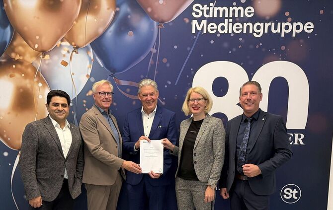 IT-Servicevertrag unterzeichnet - von links nach rechts: Pedram Vazifehdan (Stimme Mediengruppe, Head of IT), Tilmann Distelbart