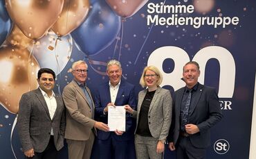 IT-Servicevertrag unterzeichnet - von links nach rechts: Pedram Vazifehdan (Stimme Mediengruppe, Head of IT), Tilmann Distelbart