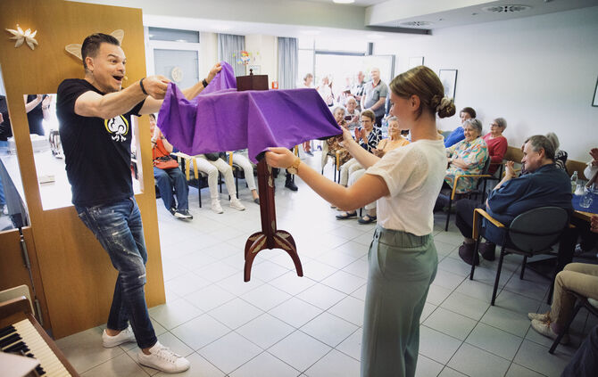Zauberer Marco Miele beim Frühlingsfest im Stadthaus. Am Sonntag, 11. Oktober, wird er für Ehrenamtliche in der Brühlhalle in Sc
