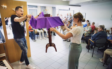 Zauberer Marco Miele beim Frühlingsfest im Stadthaus. Am Sonntag, 11. Oktober, wird er für Ehrenamtliche in der Brühlhalle in Sc
