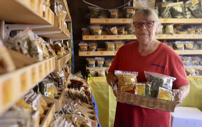 Seit rund 40 Jahren betreibt der Familienbetrieb Gewürze Klein den Stand auf dem Krämermarkt. Barbara Klein kümmert sich darum,
