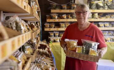 Seit rund 40 Jahren betreibt der Familienbetrieb Gewürze Klein den Stand auf dem Krämermarkt. Barbara Klein kümmert sich darum, 