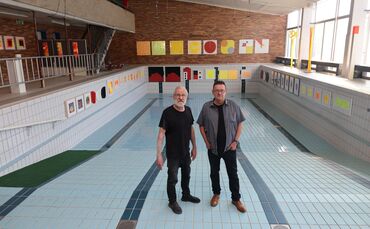 Seit Sommer 2025 ist das Stiftsbad geschlossen - nun zeigen dort die Künstler Klaus Joas (Aalen) und Hans Karl Zeisel (Waiblinge