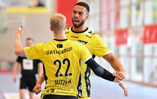 Philipp Ahouansou, hier mit Torben Matzken, trifft auf seinen Ex-Club HSG Wetzlar.