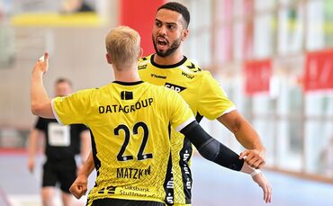 Philipp Ahouansou, hier mit Torben Matzken, trifft auf seinen Ex-Club HSG Wetzlar.