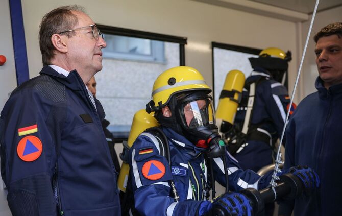 Bundesinnenminister Dobrindt besucht Zivilschutz-Behörden