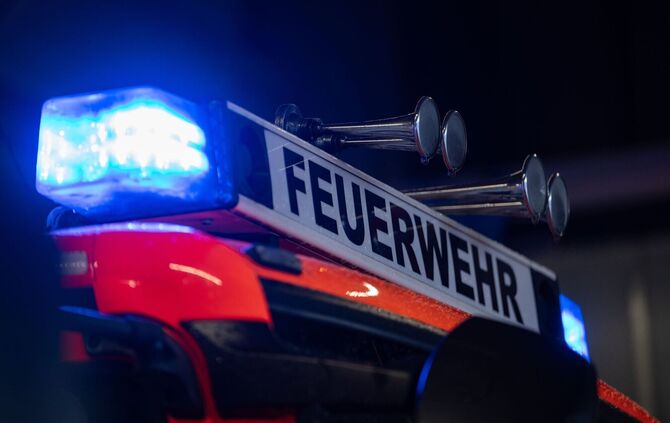 Die Feuerwehr konnte verhindern, dass sich die Flammen noch weiter ausbreiten. (Symbolbild)