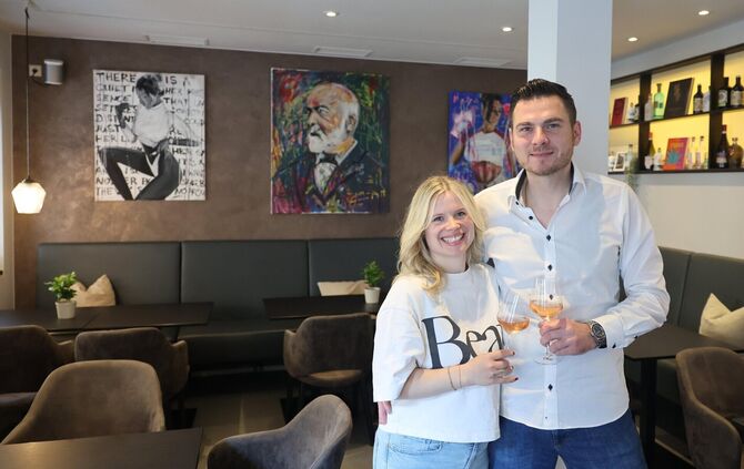 Ein Jahr "Gottliebs": Alexandra Wirth und Florian Purr stoßen auf den ersten Geburtstag an.
