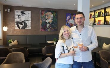 Ein Jahr "Gottliebs": Alexandra Wirth und Florian Purr stoßen auf den ersten Geburtstag an.