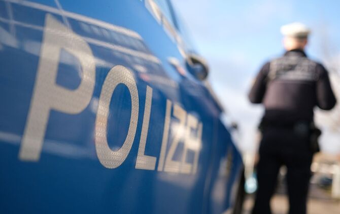 In Überlingen sucht die Polizei einen Mann, der in eine Wohnung gefilmt haben soll. (Symbolbild)