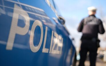 In Überlingen sucht die Polizei einen Mann, der in eine Wohnung gefilmt haben soll. (Symbolbild)