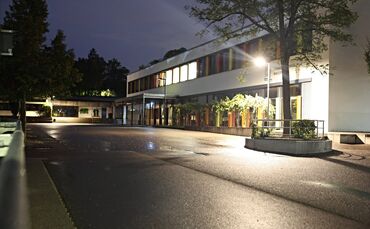 Anwohner der Schule beklagen nächtlichen Lärm und Sachbeschädigung am und rund ums Schulgelände durch Jugendliche.