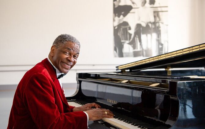 George Bailey, langjähriger Pianist des Stuttgarter Balletts, am Flügel.
