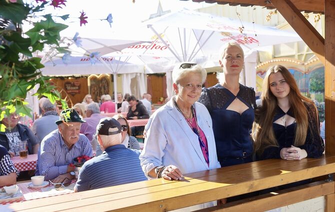 Für ihr Bistrozelt mit Biergarten und Straßenverkauf hat die Weinstädter Wirtin Linda Brandl (links) in der Familie Götschel neu