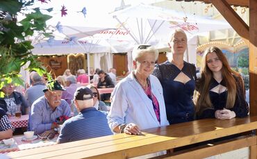 Für ihr Bistrozelt mit Biergarten und Straßenverkauf hat die Weinstädter Wirtin Linda Brandl (links) in der Familie Götschel neu