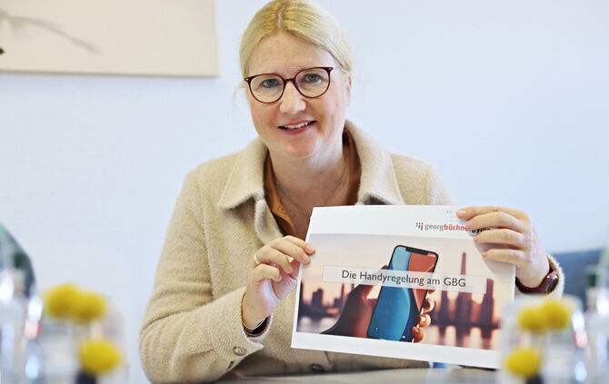 Schulleiterin Stefanie Rolli erklärt die Handyregegeln des Georg-Büchner-Gymnasiums.