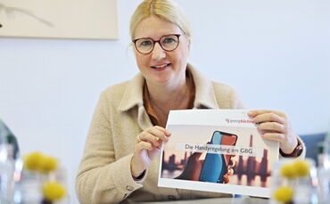 Schulleiterin Stefanie Rolli erklärt die Handyregegeln des Georg-Büchner-Gymnasiums.