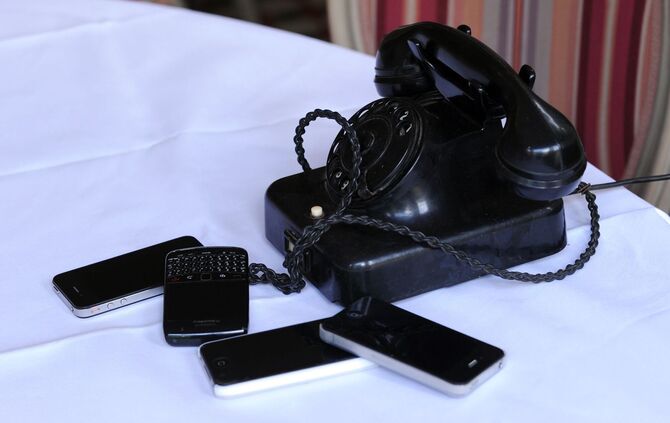 Altes Telefon und Smartphones