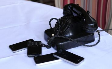 Altes Telefon und Smartphones