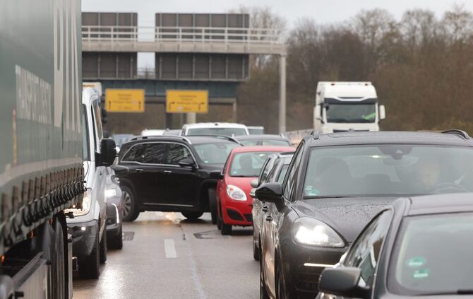 Am Donnerstagmorgen hat ein Pannenfahrzeug den Verkehr behindert. (Symbolfoto)