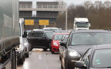 Am Donnerstagmorgen hat ein Pannenfahrzeug den Verkehr behindert. (Symbolfoto)