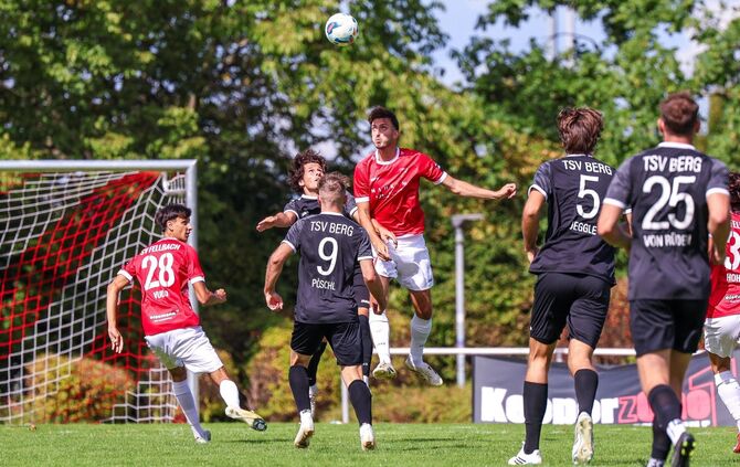 Elton Selimi (in Rot, beim Kopfball), trifft am Freitag mit dem SV Fellbach auf den FSV 08 Bietigheim-Bissingen – dort spielt se