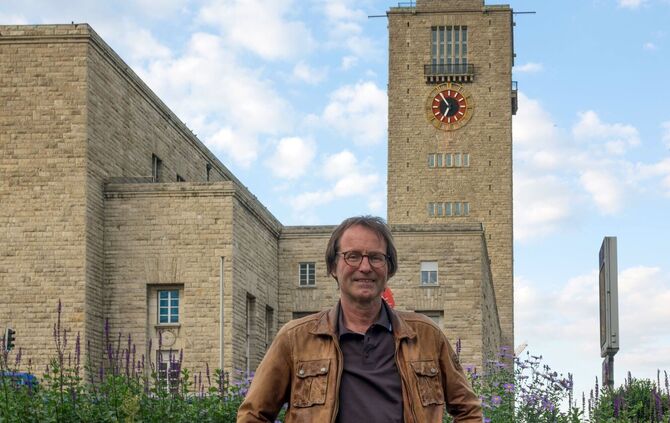 Arno Luik vor dem Hauptbahnhof Stuttgart - das Foto entstand 2023.