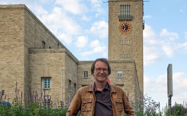 Arno Luik vor dem Hauptbahnhof Stuttgart - das Foto entstand 2023.