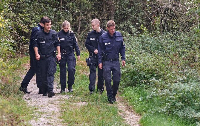 Polizisten suchten das Gebiet auch am Donnerstag weiter nach Spuren des Tiers ab.