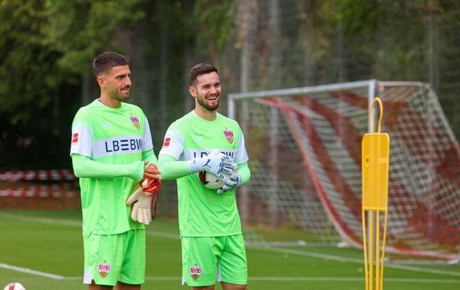 Dennis Seimen (re.) ist die Nummer eins, Fabian Bredlow (li.) bleibt gefragt: Der VfB geht mit zwei starken Torhütern in einen i