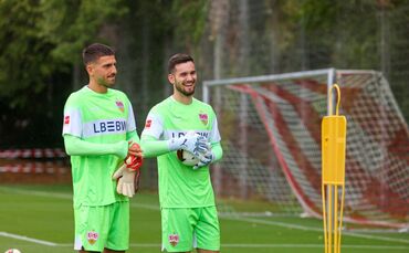 Dennis Seimen (re.) ist die Nummer eins, Fabian Bredlow (li.) bleibt gefragt: Der VfB geht mit zwei starken Torhütern in einen i