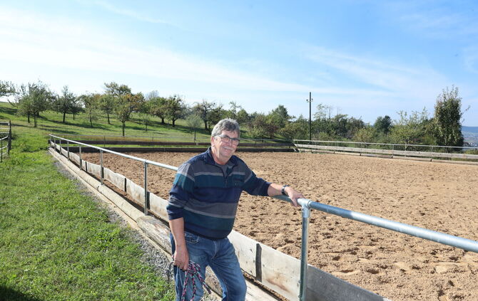 Heinz Beutel, der hauptberuflich das Weingut Beutel betreibt, an seinem Reitplatz. Der wurde beim Starkregen 2024 so zerstört, d