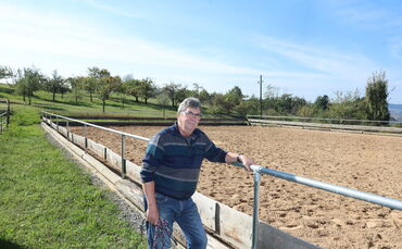 Heinz Beutel, der hauptberuflich das Weingut Beutel betreibt, an seinem Reitplatz. Der wurde beim Starkregen 2024 so zerstört, d
