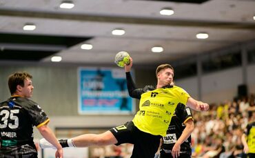 Luca Baireuther, hier im Derby gegen den VfL Waiblingen, und die SG Weinstadt stehen in Heiningen vor eine hohen Hürde.