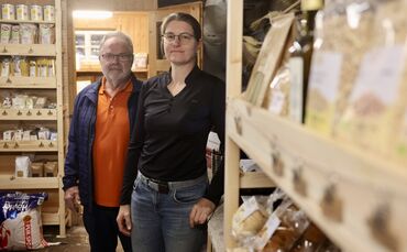 Eberhard Degele, von dem Alexandra Domokos und ihr Mann den Mühlenbetrieb übernommen haben, steht seinen Nachfolgern zur Seite.