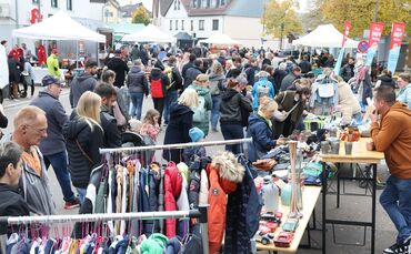 In Plüderhausen ist am Sonntag, 11. Oktober, wieder der Flohmarkt auf dem Marktplatz und entlang der Schul- und Hauptstraße. (Ar