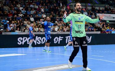 Zwei Matchwinner des TVB Stuttgart in Jubelpose: Torhüter Mohamed El-Tayar und Philipp Ahouansou (hinten).
