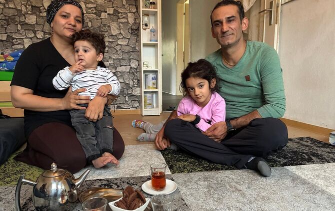 Zozan und Hasan Bozan mit ihren jüngsten Kindern in der Notunterkunft: dem einjährigen Liam und Elaf, die die erste Grundschulkl