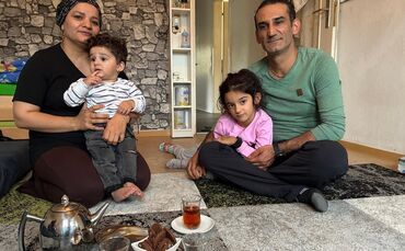 Zozan und Hasan Bozan mit ihren jüngsten Kindern in der Notunterkunft: dem einjährigen Liam und Elaf, die die erste Grundschulkl