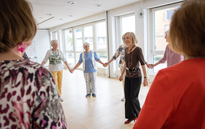 Leiterin Barbara Sütterle-Matschenz mit ihrer Seniorentanzgruppe.