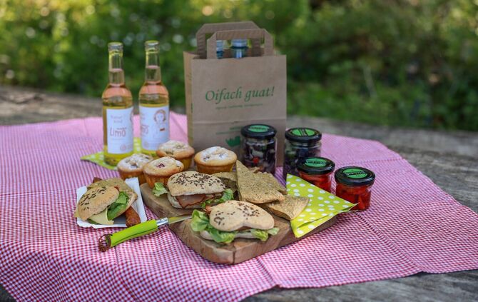 Vespertüte mit regionalen Produkten gibt es bei der Naturpark-Vespertour im Schwäbisch-Fränkischen Wald.
