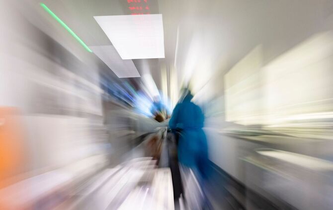 Pflegekräfte transportieren Patienten auf Intensivstation