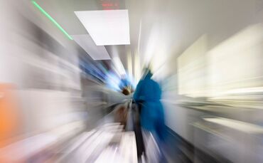Pflegekräfte transportieren Patienten auf Intensivstation