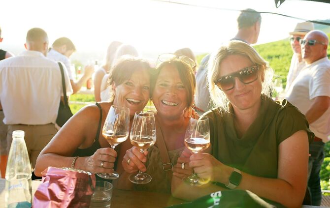 Die "Sunset Lounge“ auf der Aussichtsplattform Luitenbächer Höhe bei Großheppach lockt jedes Jahr sehr viele Menschen an. 2025 u