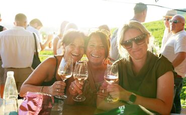 Die "Sunset Lounge“ auf der Aussichtsplattform Luitenbächer Höhe bei Großheppach lockt jedes Jahr sehr viele Menschen an. 2025 u