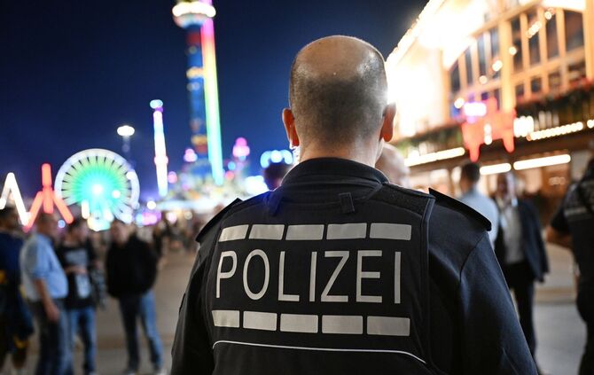 Der Schwerverletzte wurde auf den Wasen an die Polizei übergeben. (Symbolbild)